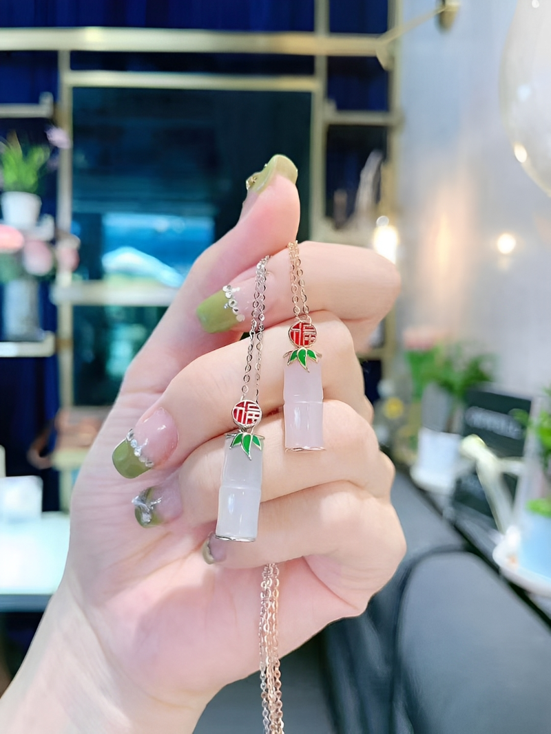 Collier artisanal en argent sterling avec breloque chinoise « Fu » et jade Hetian. Un cadeau idéal !
