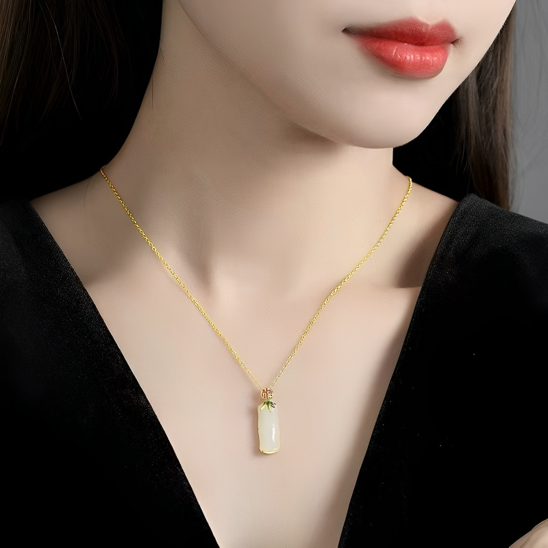 Collier artisanal en argent sterling avec breloque chinoise « Fu » et jade Hetian. Un cadeau idéal !