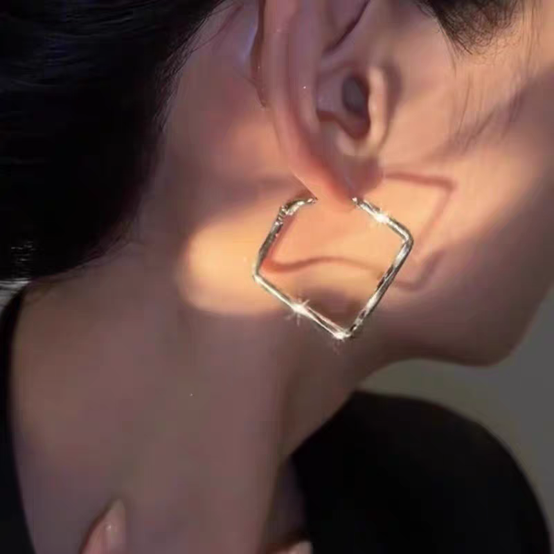Pendientes de botón cuadrados de plata esterlina (925) con elegancia geométrica. Seleccionados a mano con amor y cuidado.