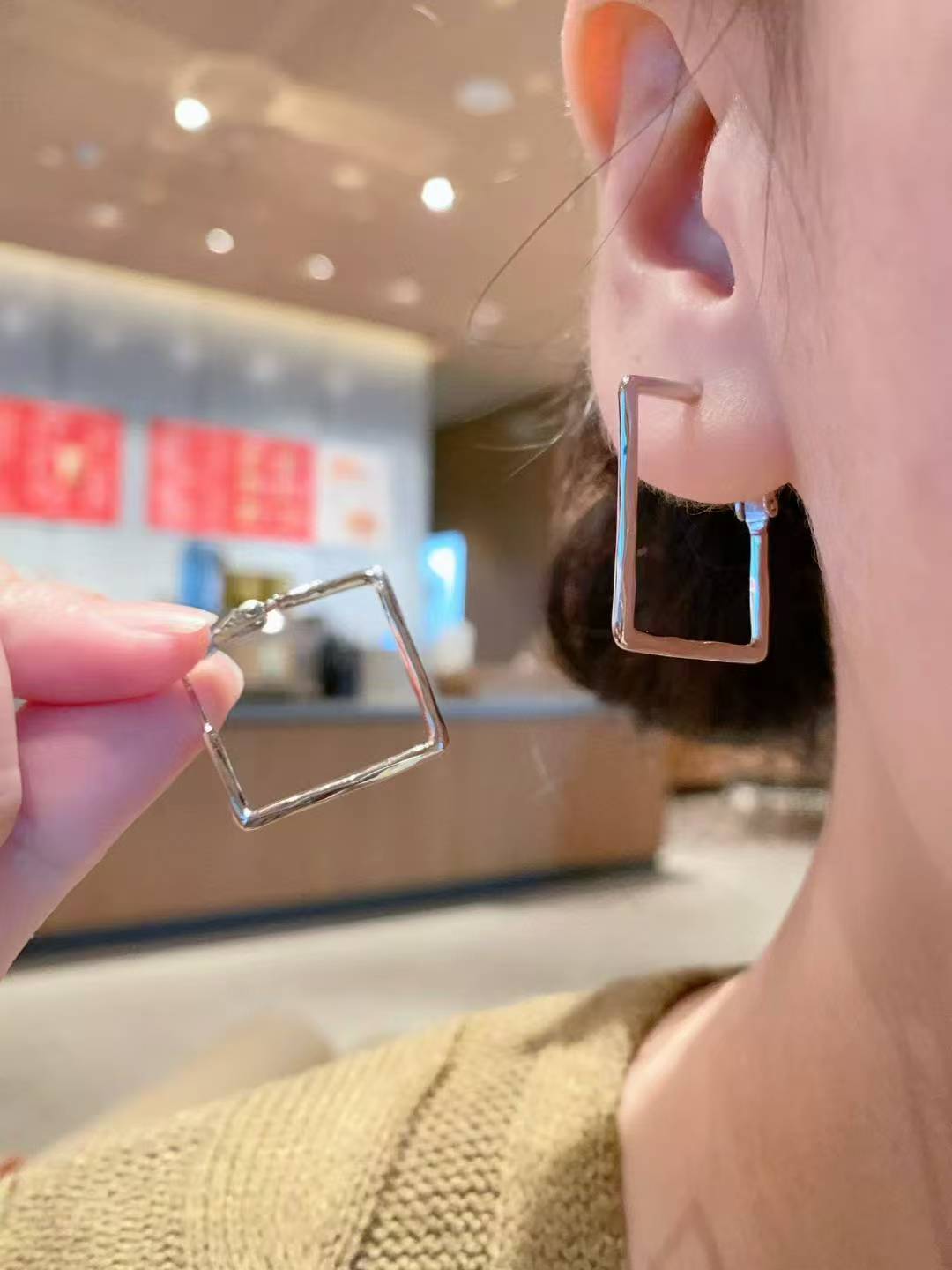 Pendientes de botón cuadrados de plata esterlina (925) con elegancia geométrica. Seleccionados a mano con amor y cuidado.