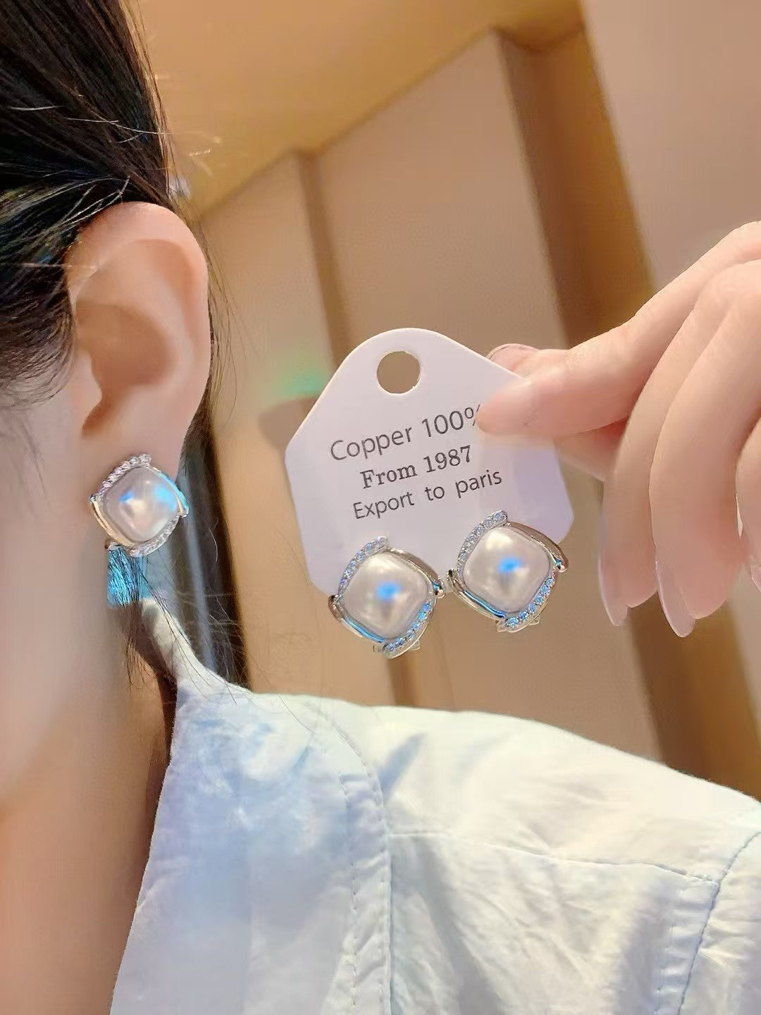 Glamour intemporel : boucles d'oreilles à tige modernes en perles et cristaux. Élégantes, intemporelles et sûres d'impressionner.