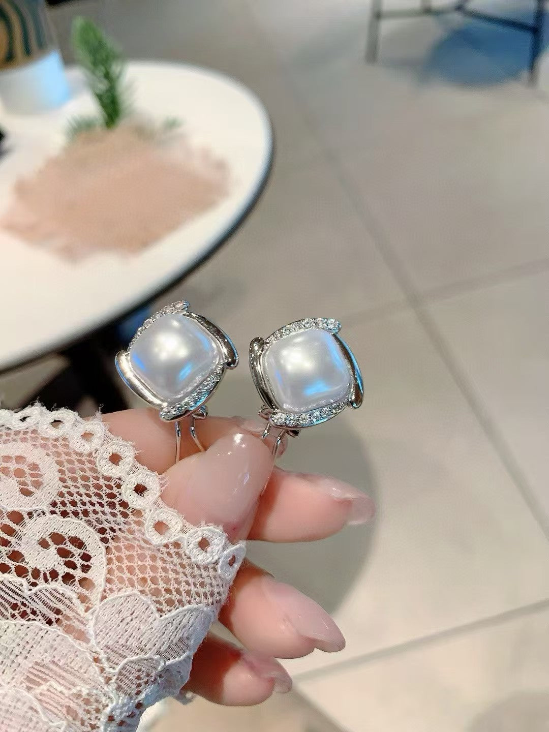 Glamour intemporel : boucles d'oreilles à tige modernes en perles et cristaux. Élégantes, intemporelles et sûres d'impressionner.