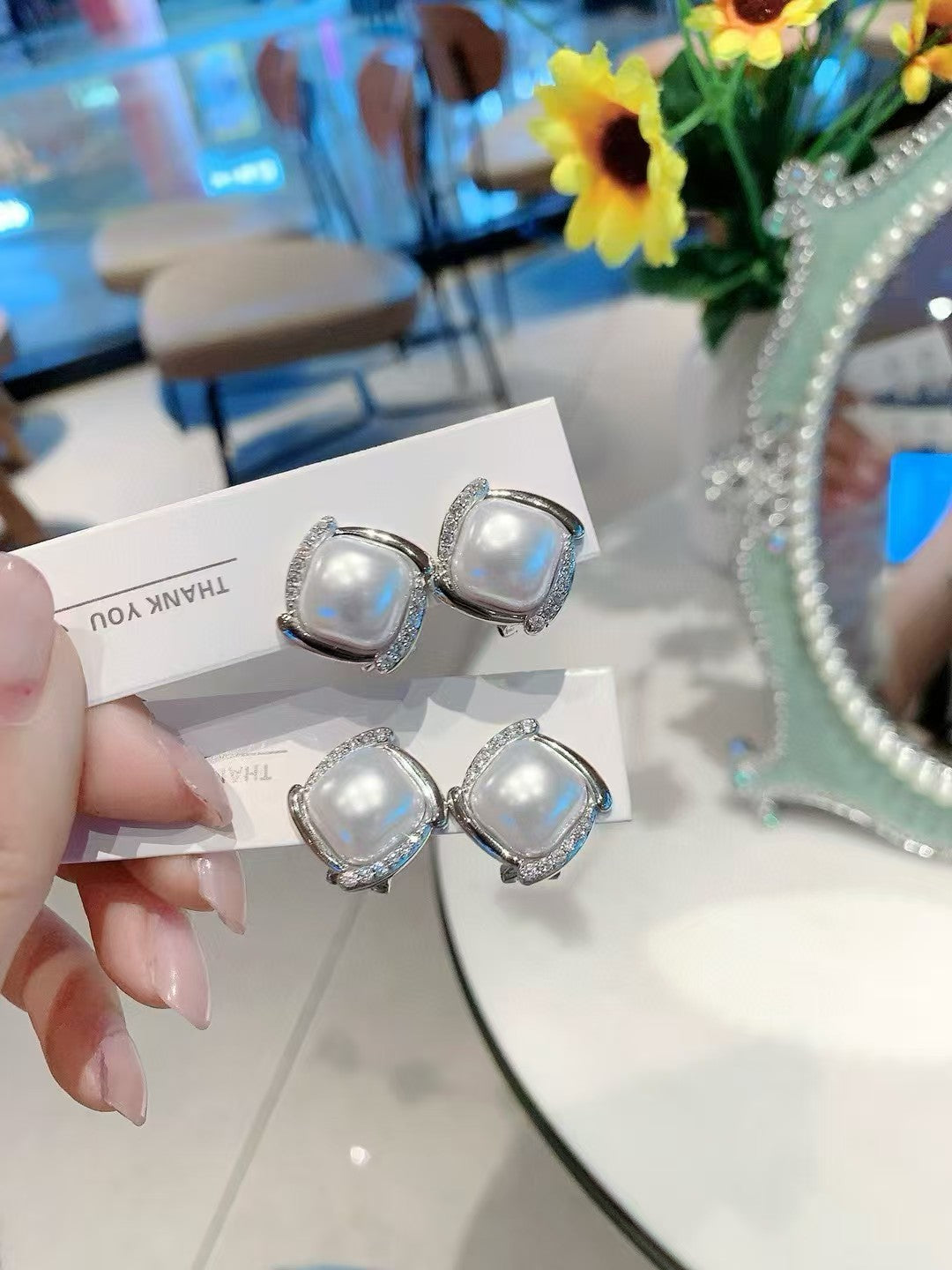 Glamour intemporel : boucles d'oreilles à tige modernes en perles et cristaux. Élégantes, intemporelles et sûres d'impressionner.