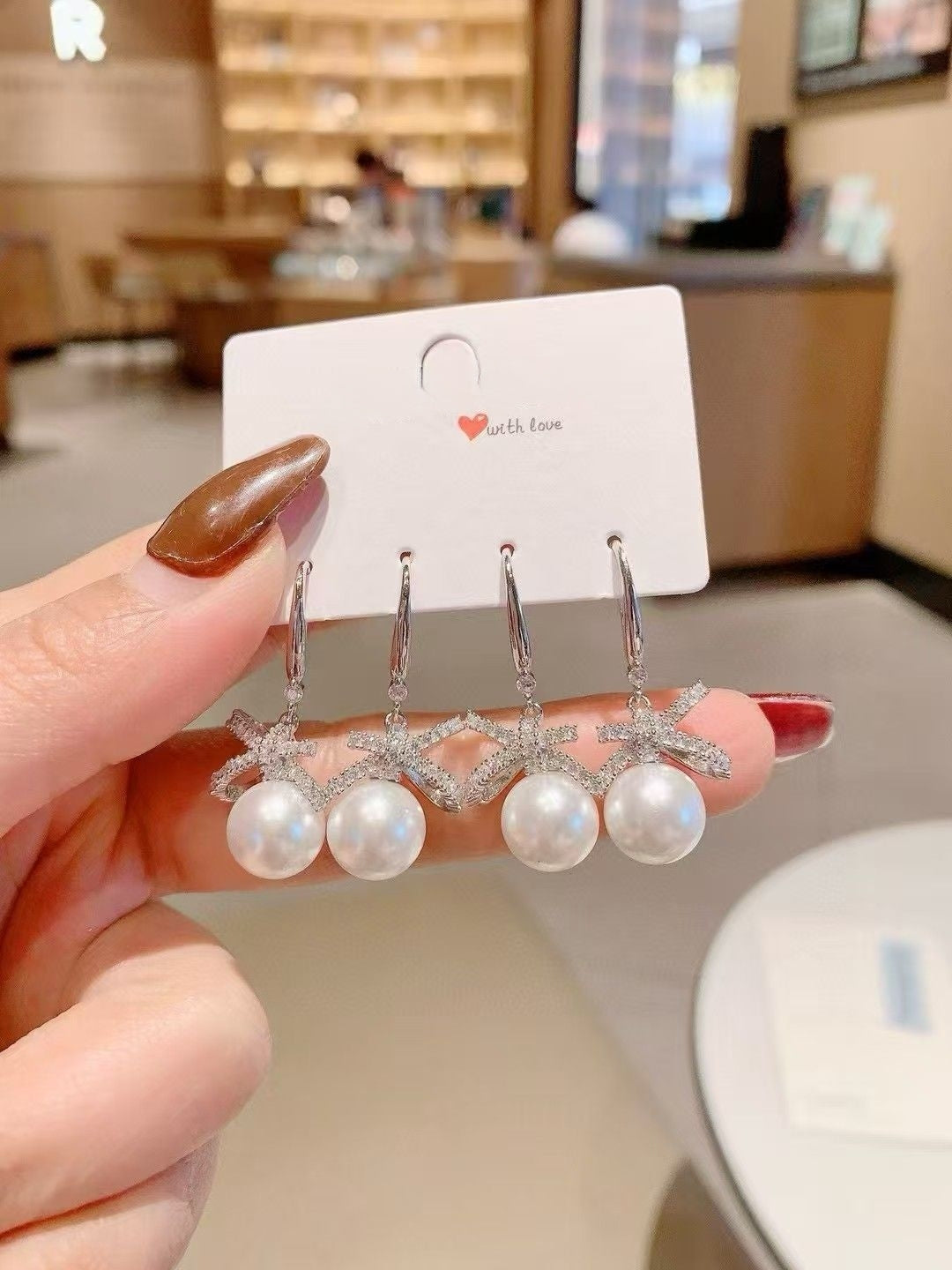 Le nœud Liberty Belle : clous d'oreilles en perles et cristaux. Sélectionnés avec amour et soin.