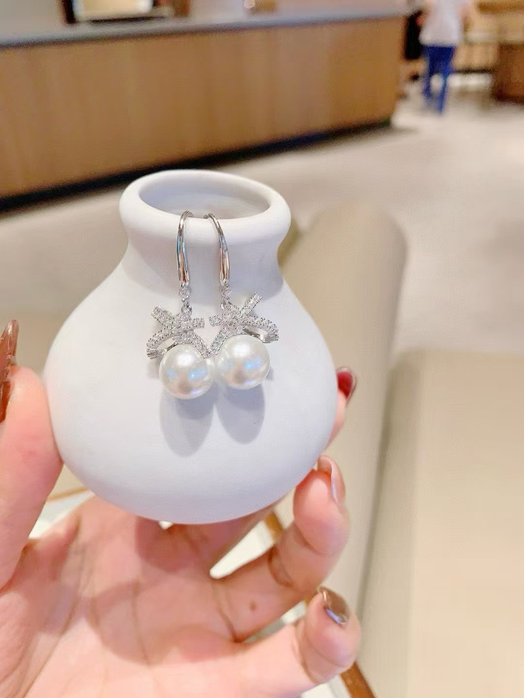 Le nœud Liberty Belle : clous d'oreilles en perles et cristaux. Sélectionnés avec amour et soin.