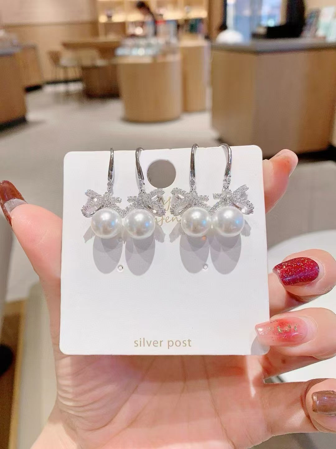Le nœud Liberty Belle : clous d'oreilles en perles et cristaux. Sélectionnés avec amour et soin.