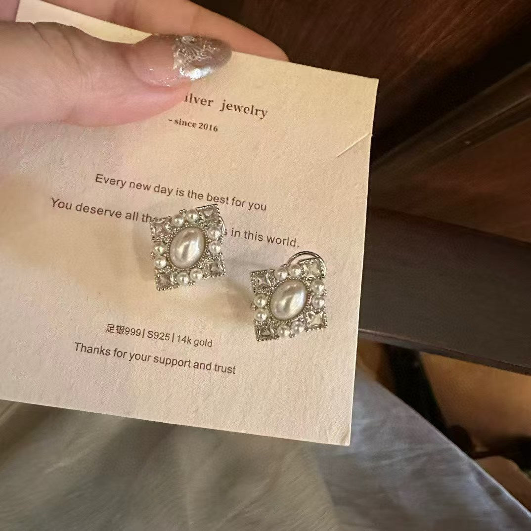 Clous d'oreilles classiques en perles et paillettes : votre baiser français quotidien. Un cadeau de haute qualité qui résiste à l'épreuve du temps.