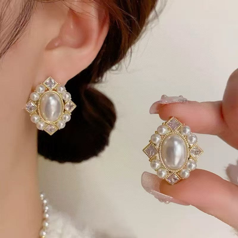 Clous d'oreilles classiques en perles et paillettes : votre baiser français quotidien. Un cadeau de haute qualité qui résiste à l'épreuve du temps.