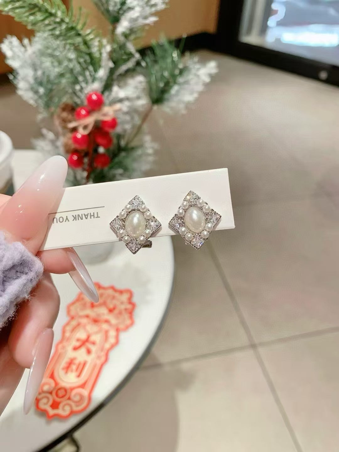 Clous d'oreilles classiques en perles et paillettes : votre baiser français quotidien. Un cadeau de haute qualité qui résiste à l'épreuve du temps.