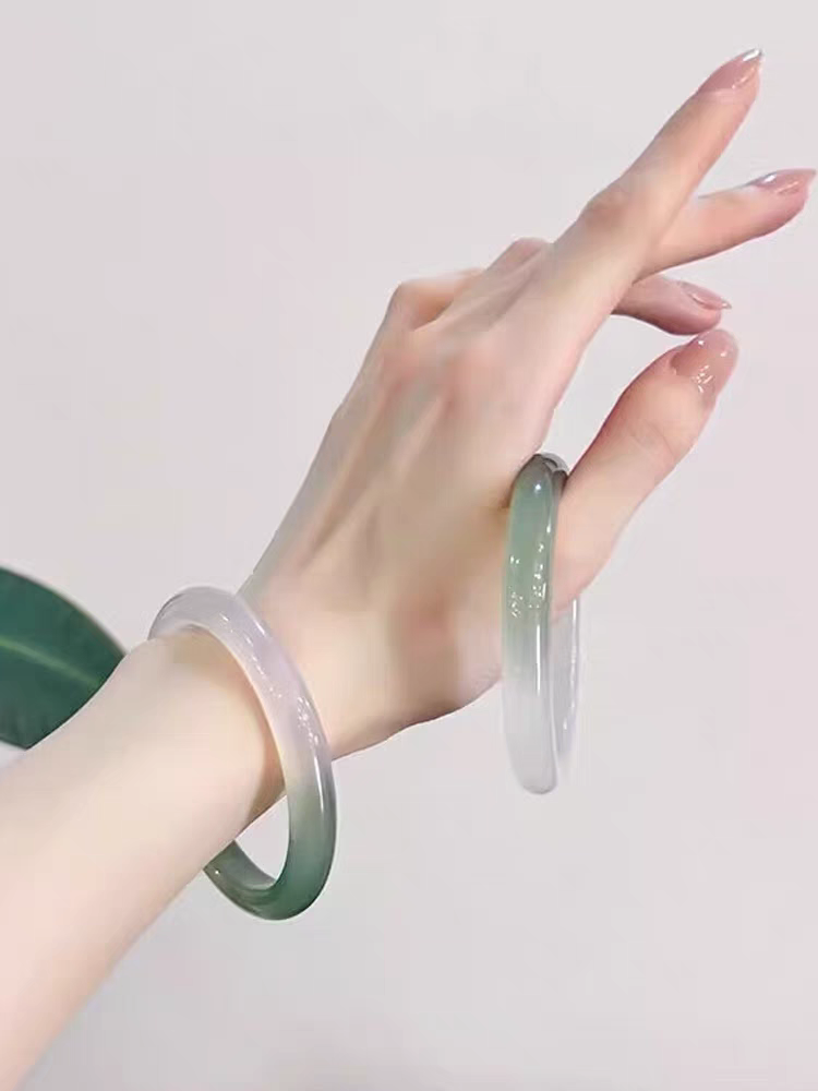 Brazalete de piedra de la libertad, donde la determinación del desierto se encuentra con el alma del océano. Un regalo único que será apreciado.
