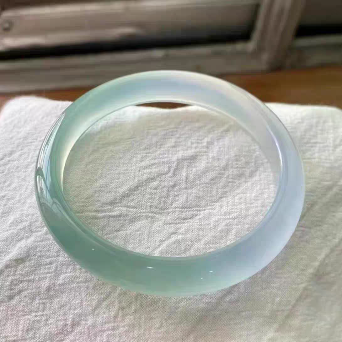 Brazalete de piedra de la libertad, donde la determinación del desierto se encuentra con el alma del océano. Un regalo único que será apreciado.