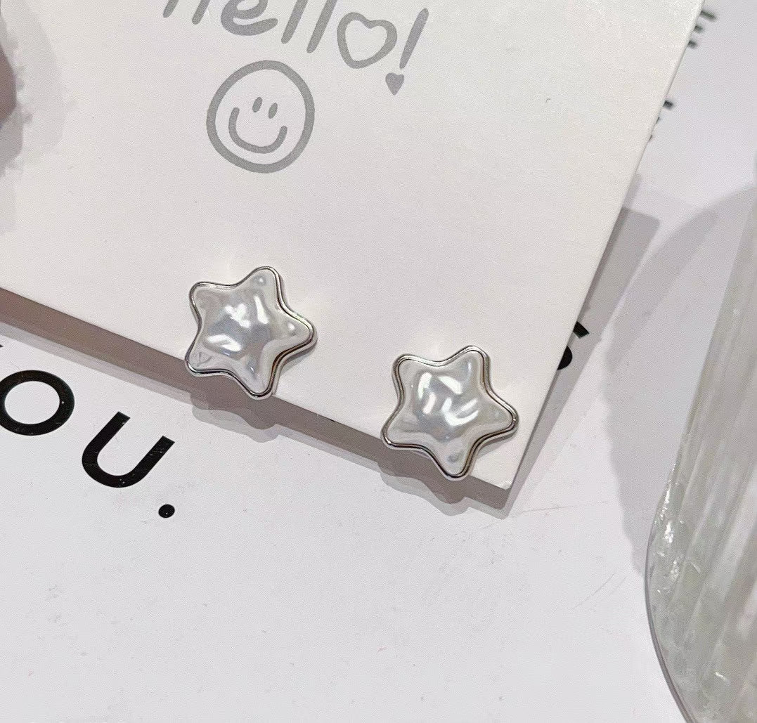 Boucles d'oreilles à tige minimalistes en forme d'étoile avec accent de vraie perle