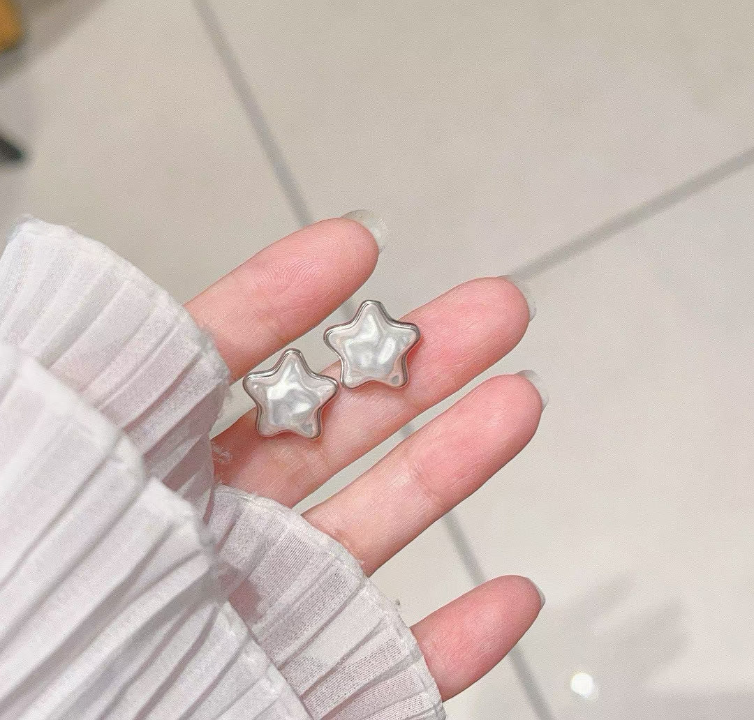 Boucles d'oreilles à tige minimalistes en forme d'étoile avec accent de vraie perle