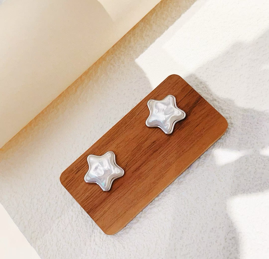 Boucles d'oreilles à tige minimalistes en forme d'étoile avec accent de vraie perle