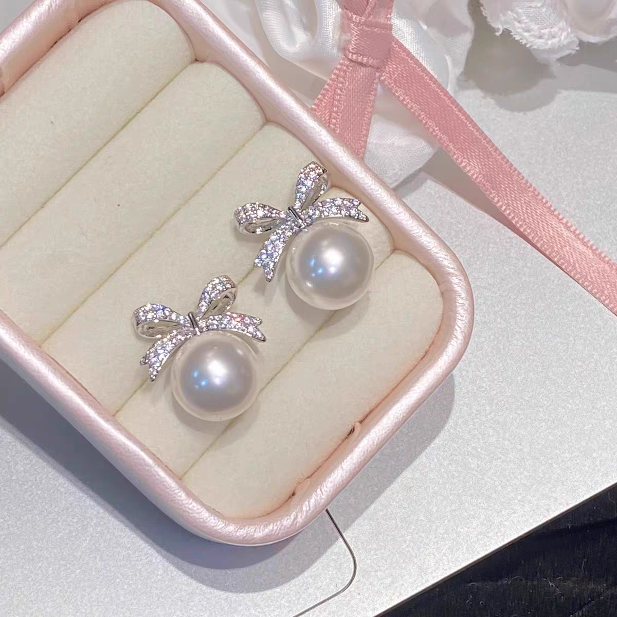 Boucles d'oreilles élégantes en forme de nœud : boucles d'oreilles scintillantes en zircone et perles
