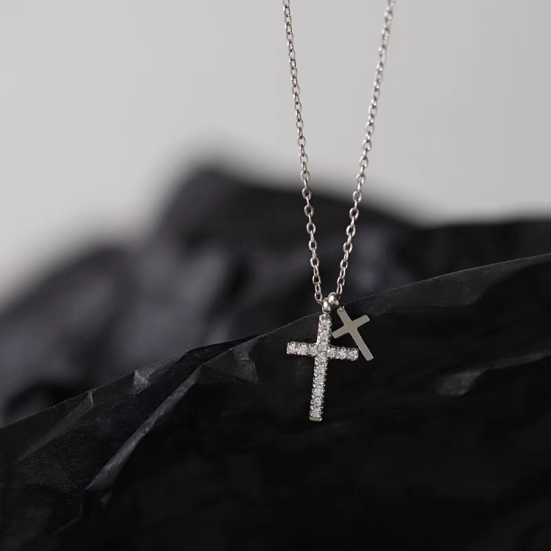 Collier élégant avec pendentif croix en argent sterling et zircon scintillant