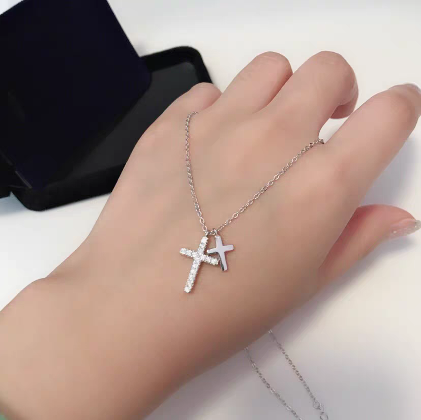Collier élégant avec pendentif croix en argent sterling et zircon scintillant