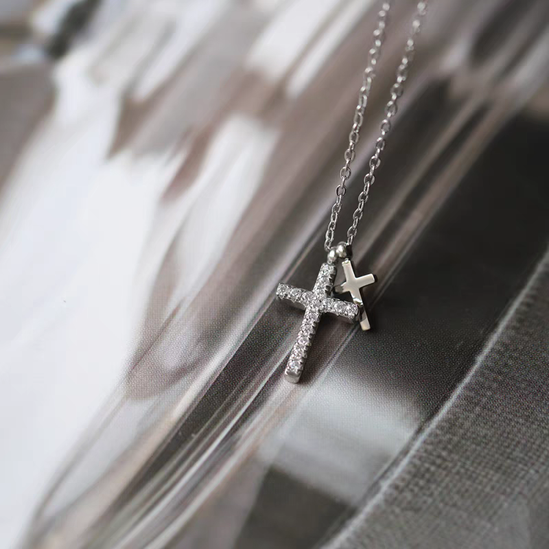 Collier élégant avec pendentif croix en argent sterling et zircon scintillant