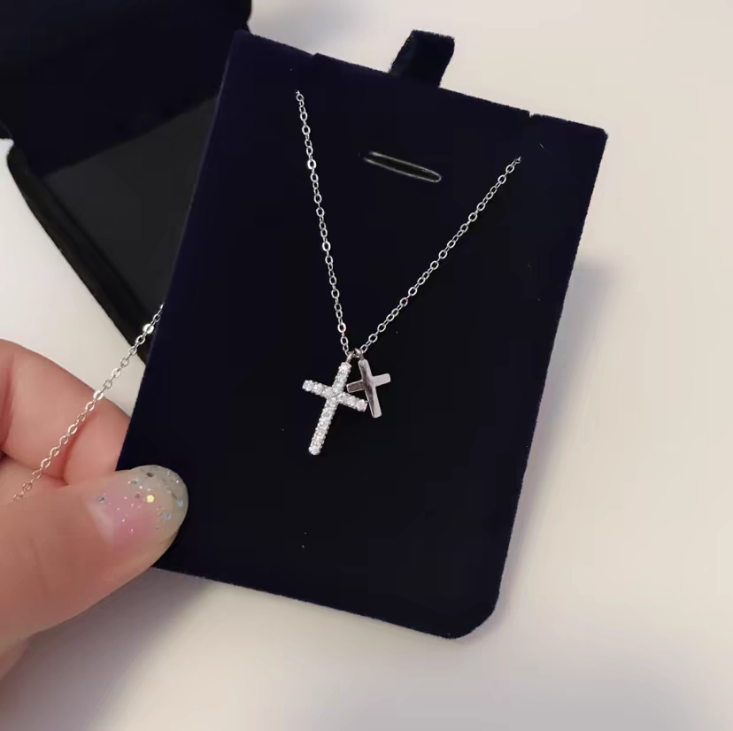 Collier élégant avec pendentif croix en argent sterling et zircon scintillant