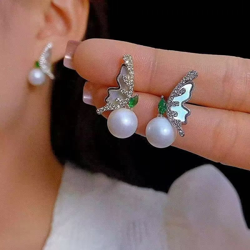 Ailes murmurantes : boucles d'oreilles papillon en argent sterling avec zircones scintillantes