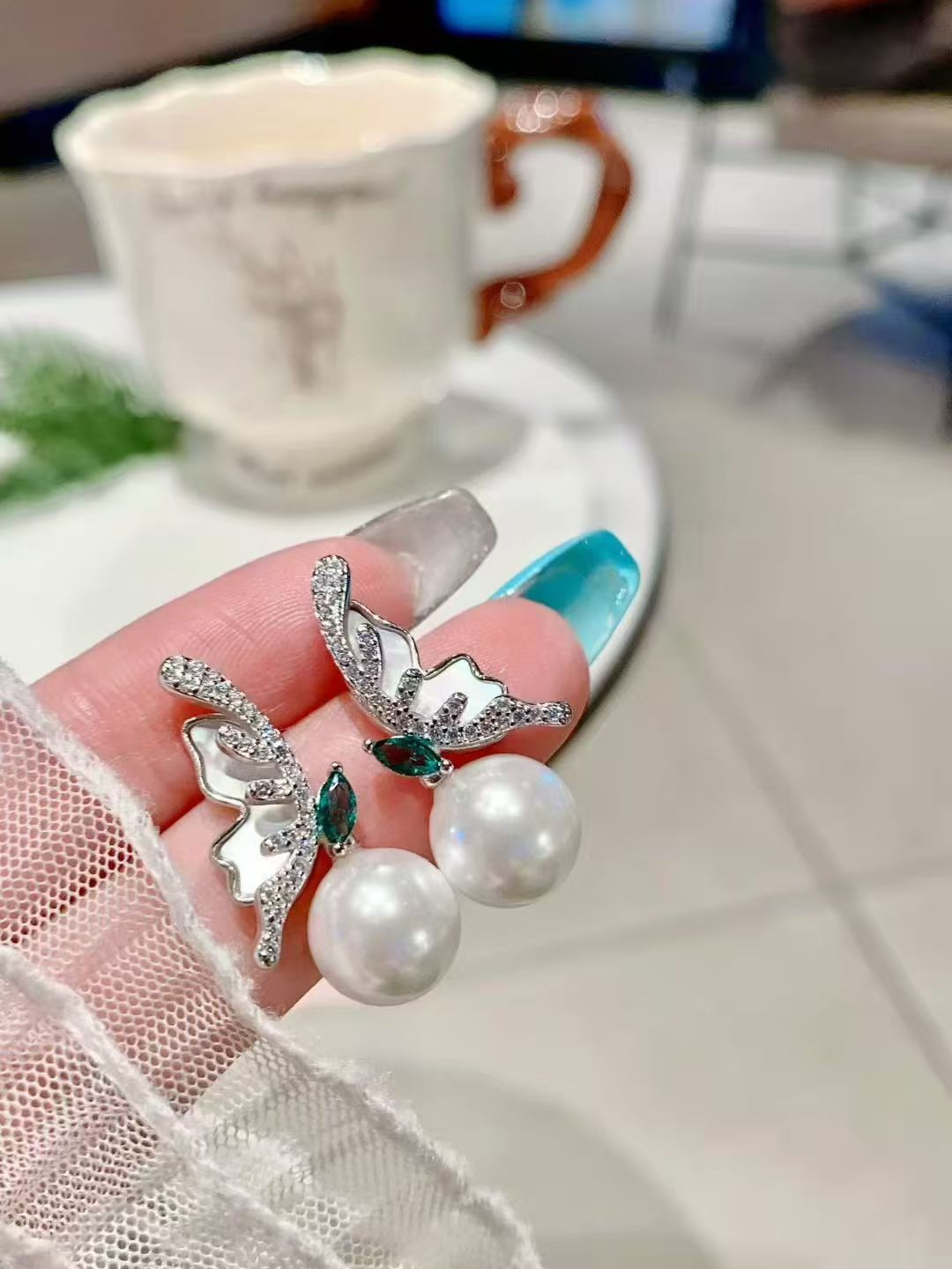 Ailes murmurantes : boucles d'oreilles papillon en argent sterling avec zircones scintillantes