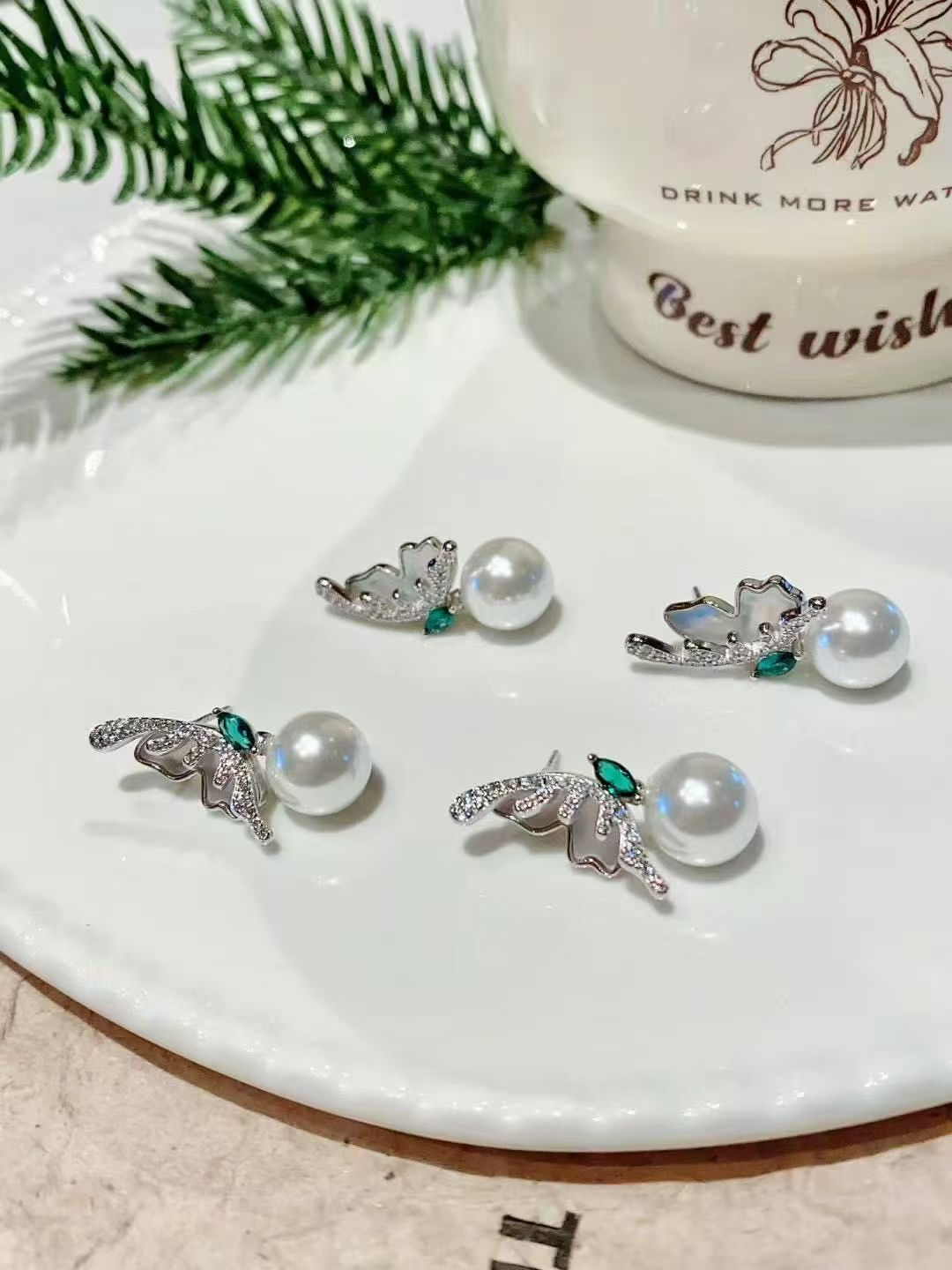 Ailes murmurantes : boucles d'oreilles papillon en argent sterling avec zircones scintillantes