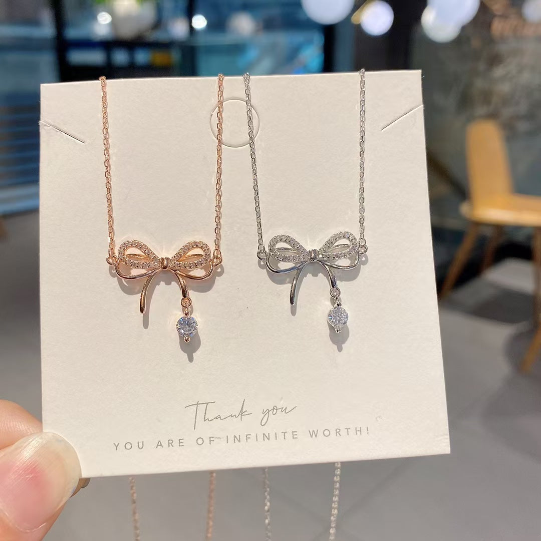 Collier nœud étincelant fabriqué à la main : l'élégance intemporelle rencontre la fantaisie moderne