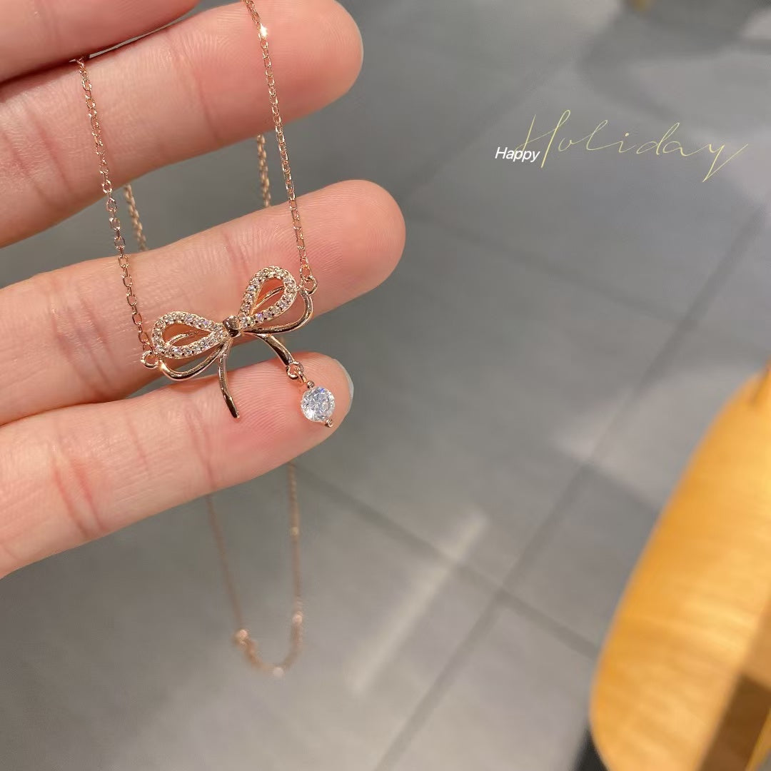 Collier nœud étincelant fabriqué à la main : l'élégance intemporelle rencontre la fantaisie moderne