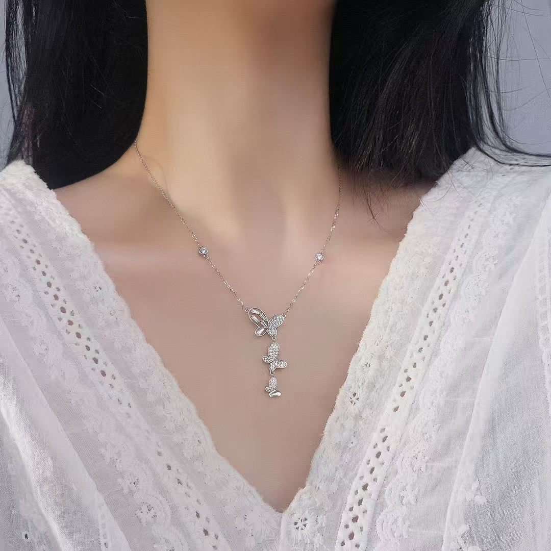 Collier pendentif papillon en argent sterling et oxyde de zirconium fabriqué à la main Trio d'ailes