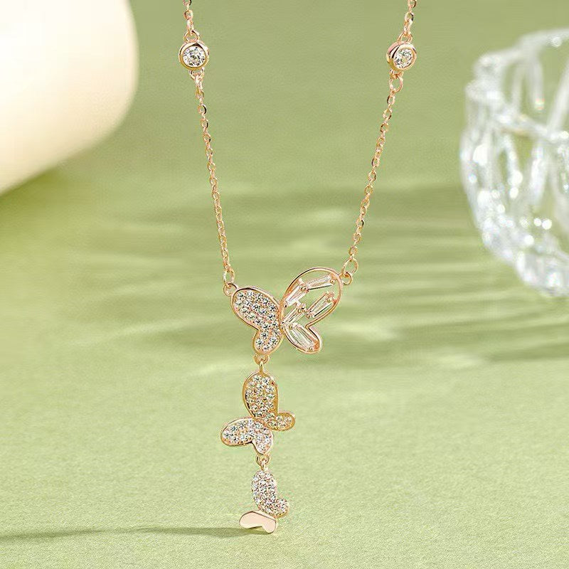 Collier pendentif papillon en argent sterling et oxyde de zirconium fabriqué à la main Trio d'ailes