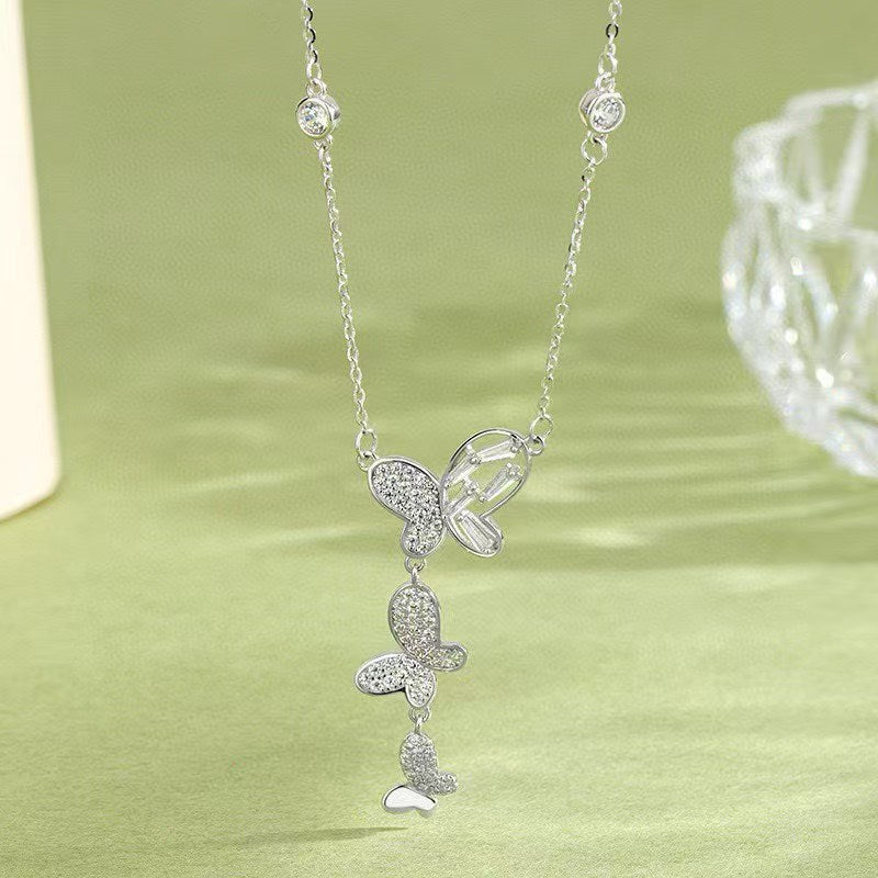 Collier pendentif papillon en argent sterling et oxyde de zirconium fabriqué à la main Trio d'ailes