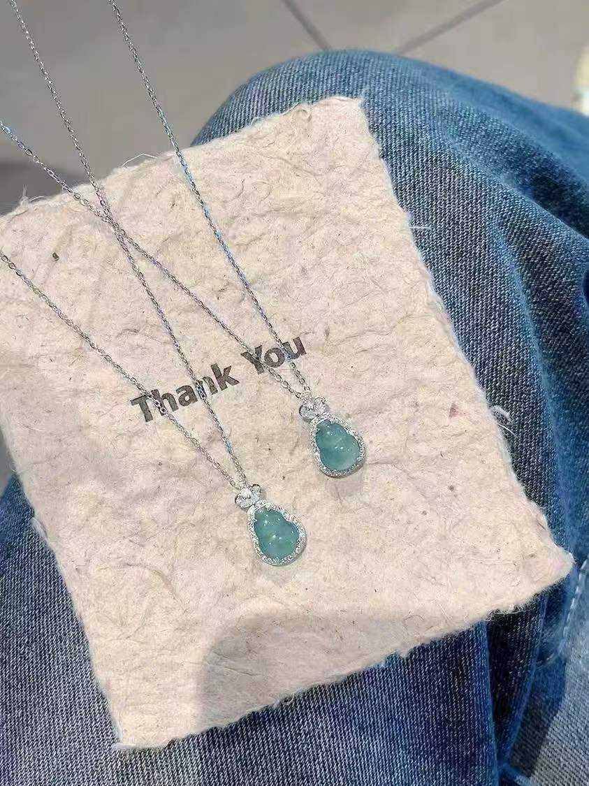 Collier pendentif Hulu en argent sterling 925 fabriqué à la main avec zircon et jadéite naturelle *Symbole de chance, de santé et de protection*