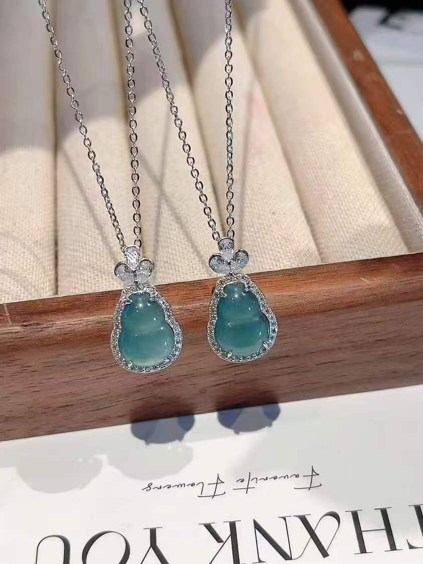 Collier pendentif Hulu en argent sterling 925 fabriqué à la main avec zircon et jadéite naturelle *Symbole de chance, de santé et de protection*