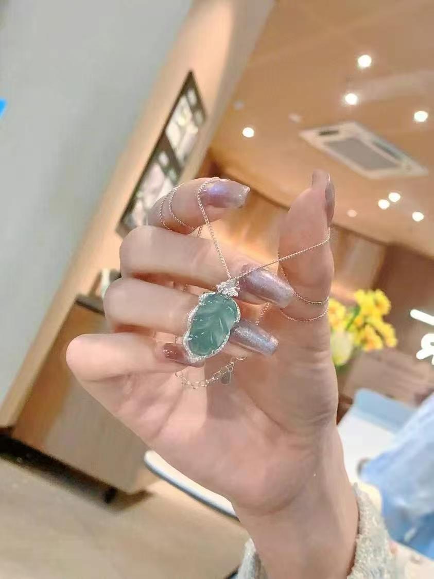 Collier pendentif feuille en argent 925 forgé à la main avec zircon et calcédoine * Talisman de croissance, de fortune et de vitalité *