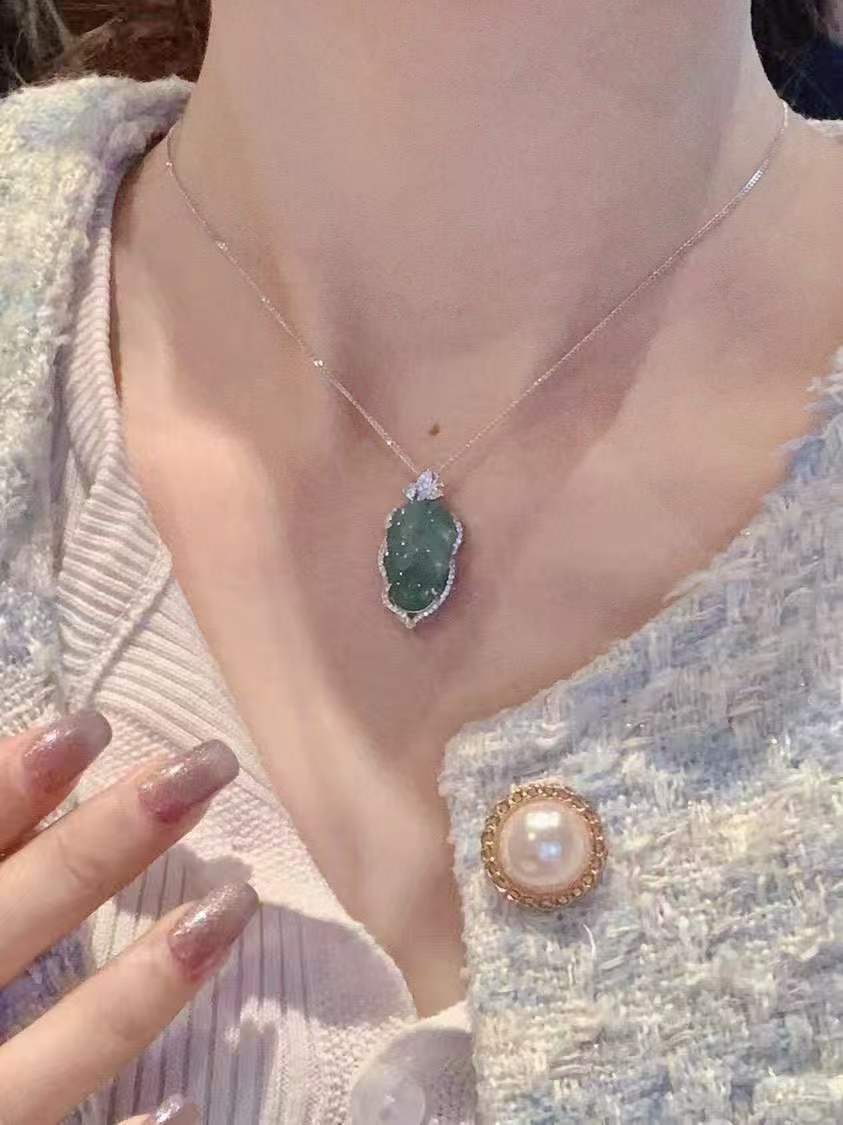 Collier pendentif feuille en argent 925 forgé à la main avec zircon et calcédoine * Talisman de croissance, de fortune et de vitalité *