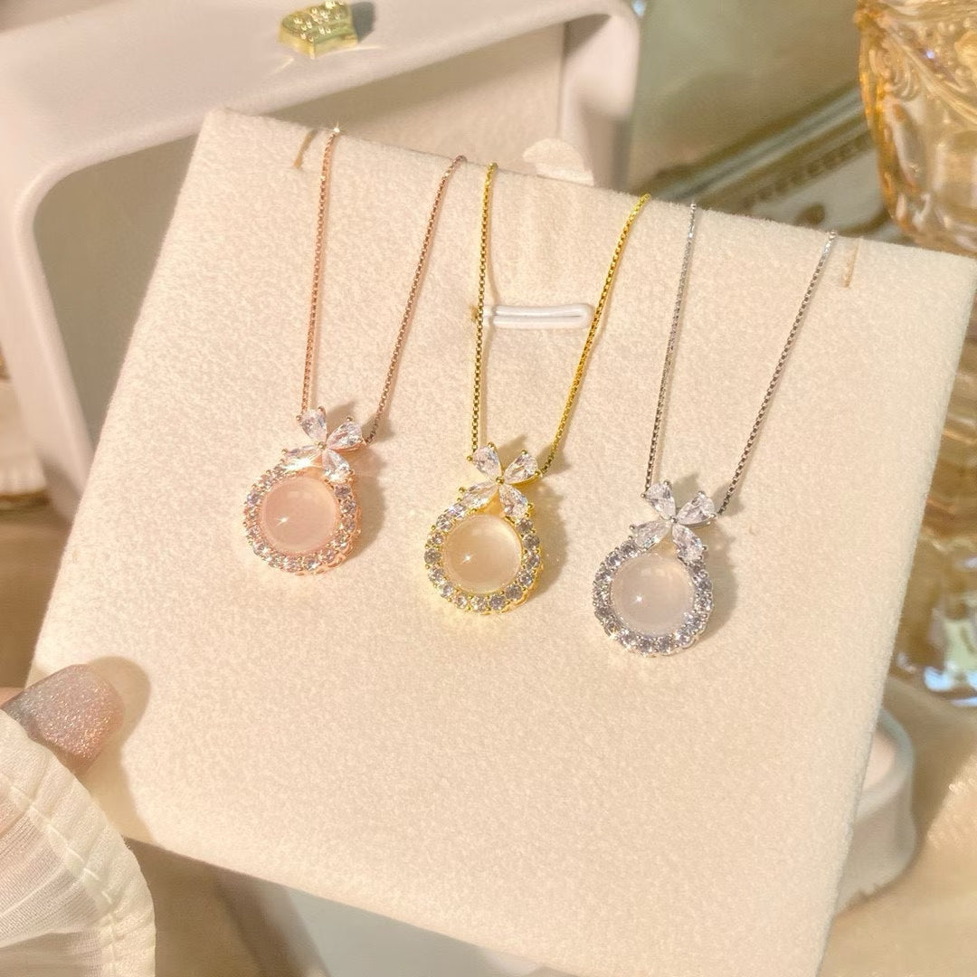 Collier pendentif nœud en argent sterling fabriqué à la main avec zircone et calcédoine blanche