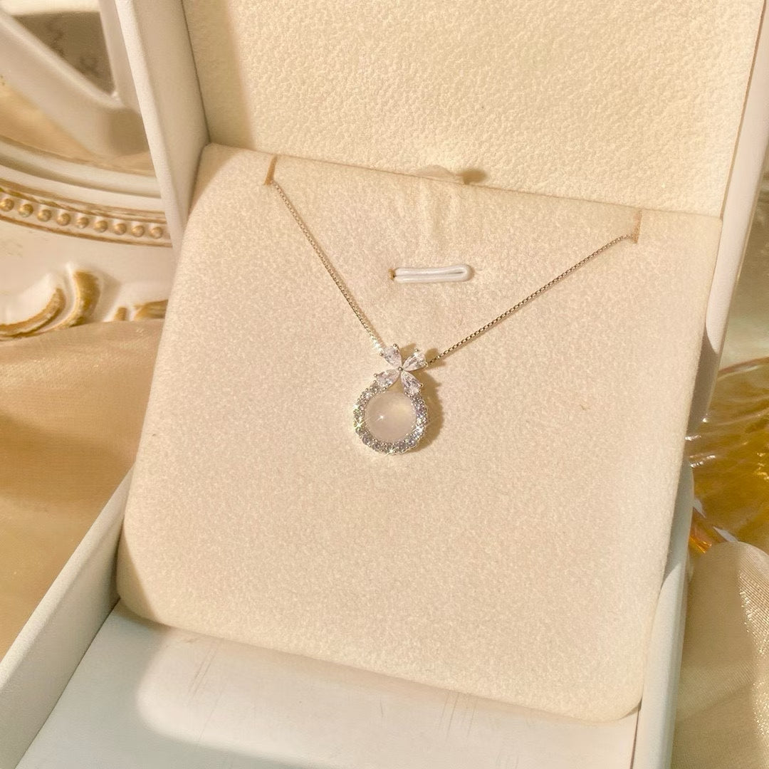 Collier pendentif nœud en argent sterling fabriqué à la main avec zircone et calcédoine blanche
