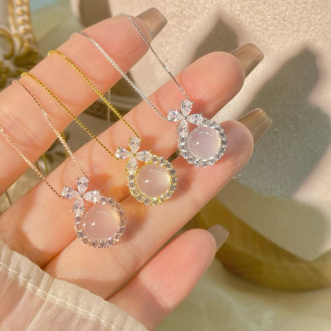 Collier pendentif nœud en argent sterling fabriqué à la main avec zircone et calcédoine blanche