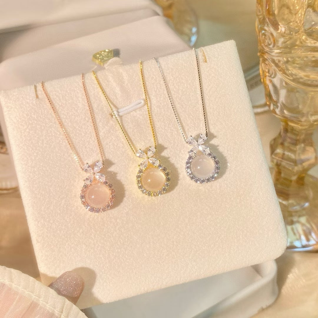 Collier pendentif nœud en argent sterling fabriqué à la main avec zircone et calcédoine blanche