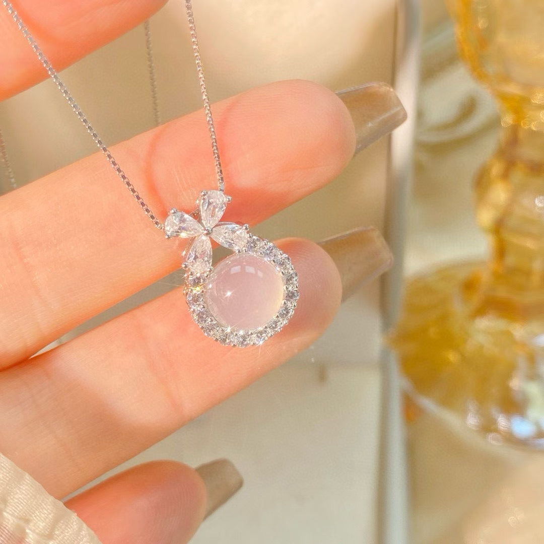 Collier pendentif nœud en argent sterling fabriqué à la main avec zircone et calcédoine blanche