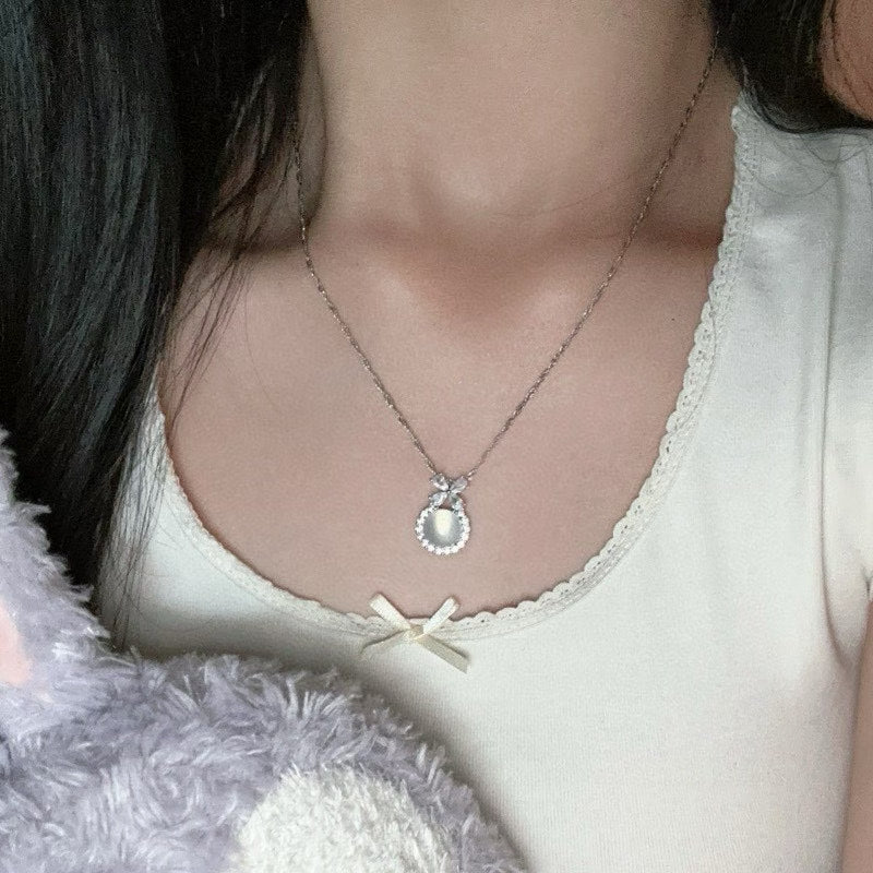 Collier pendentif nœud en argent sterling fabriqué à la main avec zircone et calcédoine blanche