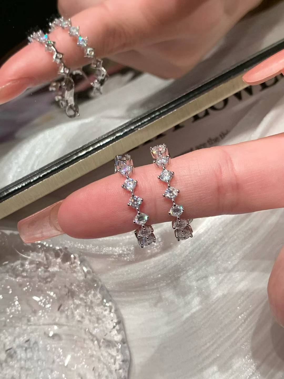Boucles d'oreilles créoles en argent sterling 925, entièrement serties de zircones cubiques de qualité supérieure, faites à la main