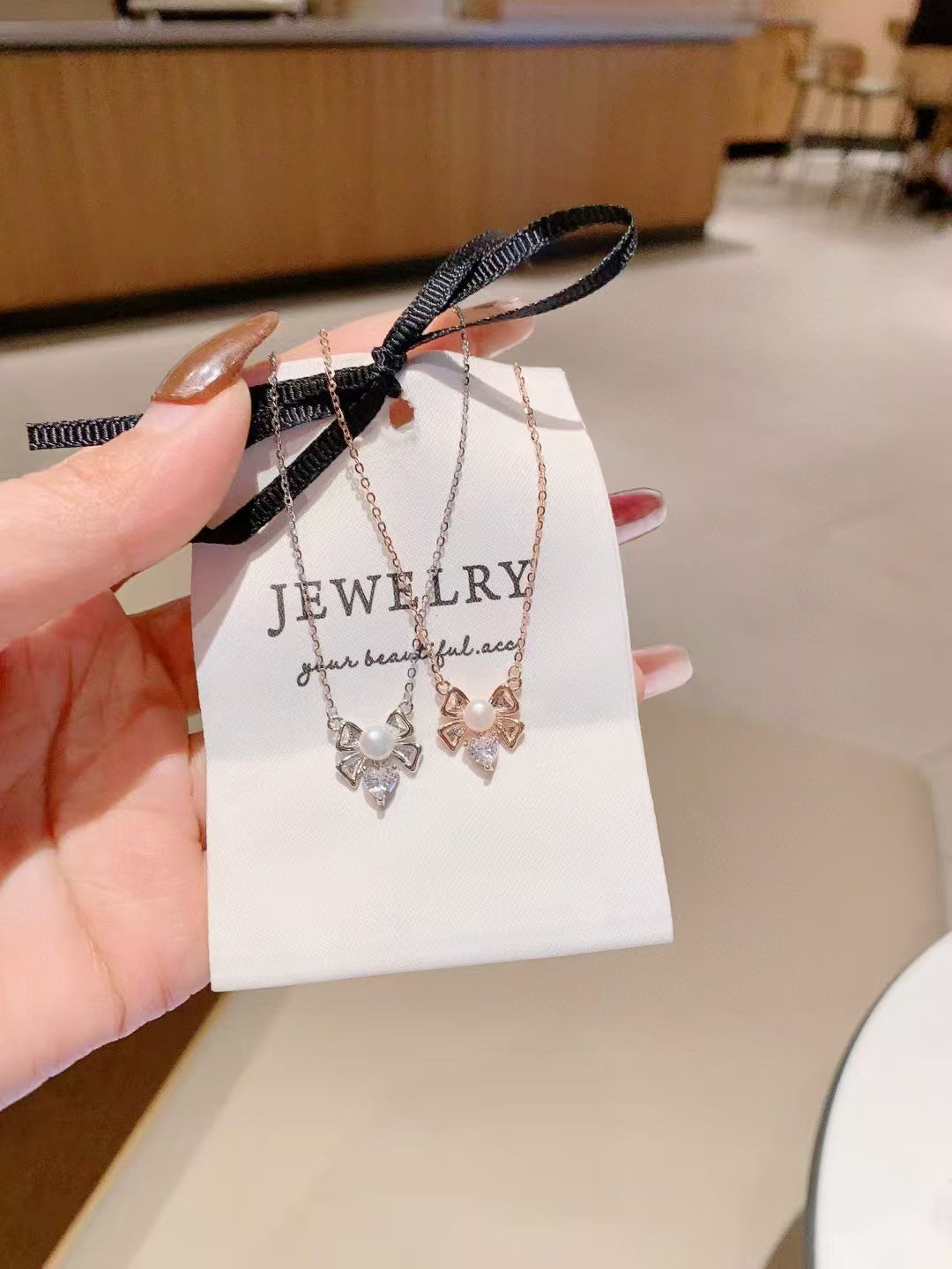 Collier avec pendentif en argent sterling et perles « Nœud enchanté » – Féminité intemporelle, fantaisie moderne