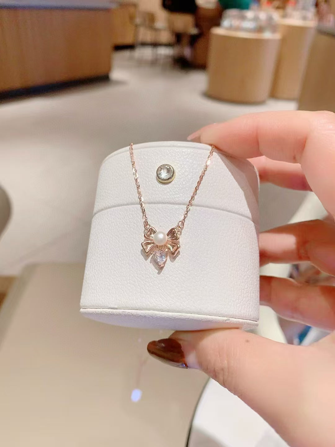 Collier avec pendentif en argent sterling et perles « Nœud enchanté » – Féminité intemporelle, fantaisie moderne