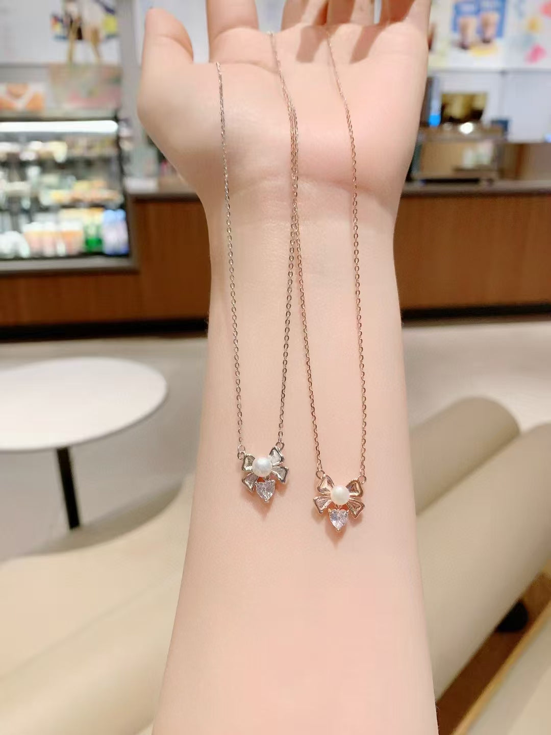 Collier avec pendentif en argent sterling et perles « Nœud enchanté » – Féminité intemporelle, fantaisie moderne