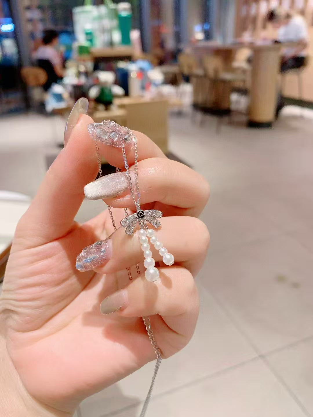 Collier avec pendentif « Éternel Bow » en argent sterling 925, perles et zircones – Quand fantaisie et élégance se rencontrent