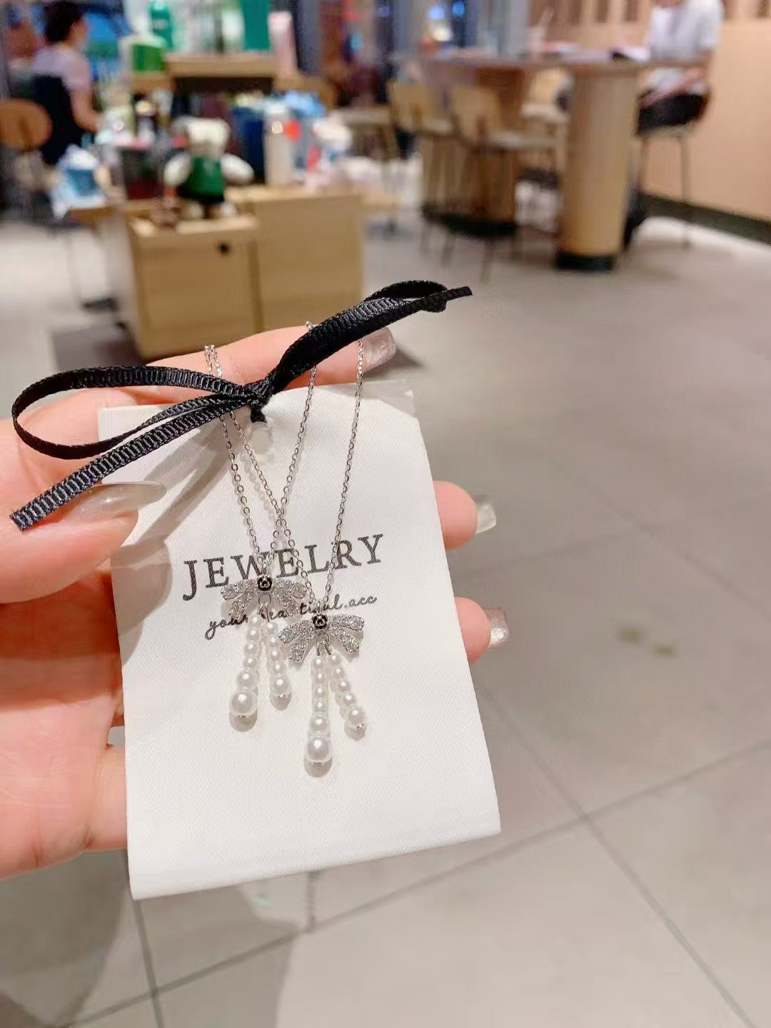 Collier avec pendentif « Éternel Bow » en argent sterling 925, perles et zircones – Quand fantaisie et élégance se rencontrent