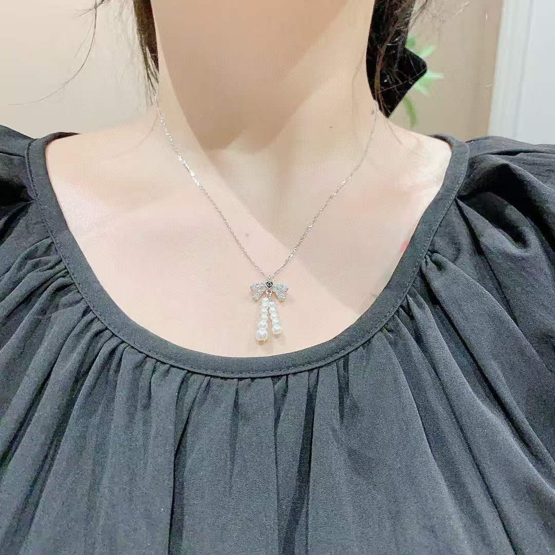 Collier avec pendentif « Éternel Bow » en argent sterling 925, perles et zircones – Quand fantaisie et élégance se rencontrent