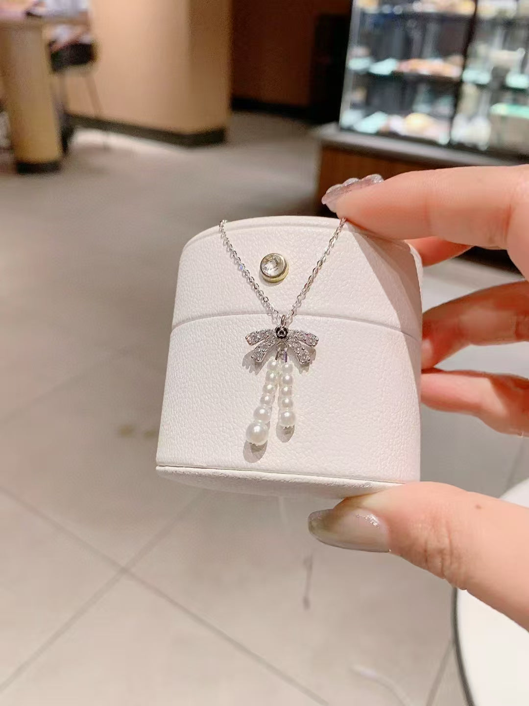 Collier avec pendentif « Éternel Bow » en argent sterling 925, perles et zircones – Quand fantaisie et élégance se rencontrent