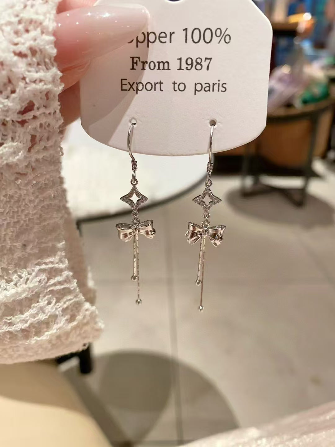 Boucles d'oreilles artisanales en argent sterling 925 avec nœud et pompon – Élégantes touches de zircon